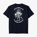 Camiseta com estampa frontal de esqueleto com espadas e texto "LEGIO", e estampa traseira de esqueleto sob espadas com texto curvo "VIVA POR ALGO OU MORRA POR NADA".