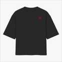 Camiseta com estampa frontal de símbolo geométrico estilizado e estampa traseira de garrafa com chama, frase de identidade pessoal e palavras destacadas.