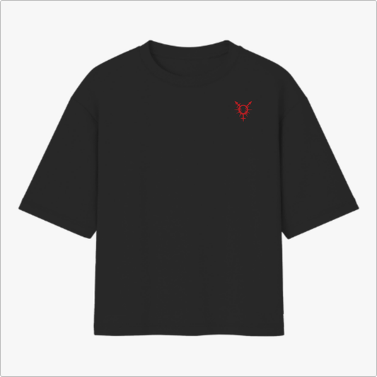 Camiseta com estampa frontal de símbolo geométrico estilizado e estampa traseira de garrafa com chama, frase de identidade pessoal e palavras destacadas.