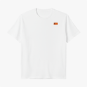 Camiseta com estampa frontal de logo pequeno com texto e estampa traseira de Papai Noel segurando rifle, com textos grandes em estilo festivo.