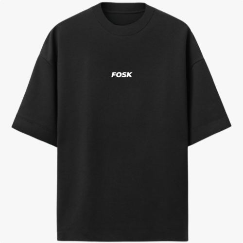 Camiseta com estampa frontal de palavra centralizada em fonte moderna e estampa traseira de mesma palavra centralizada próxima à gola.