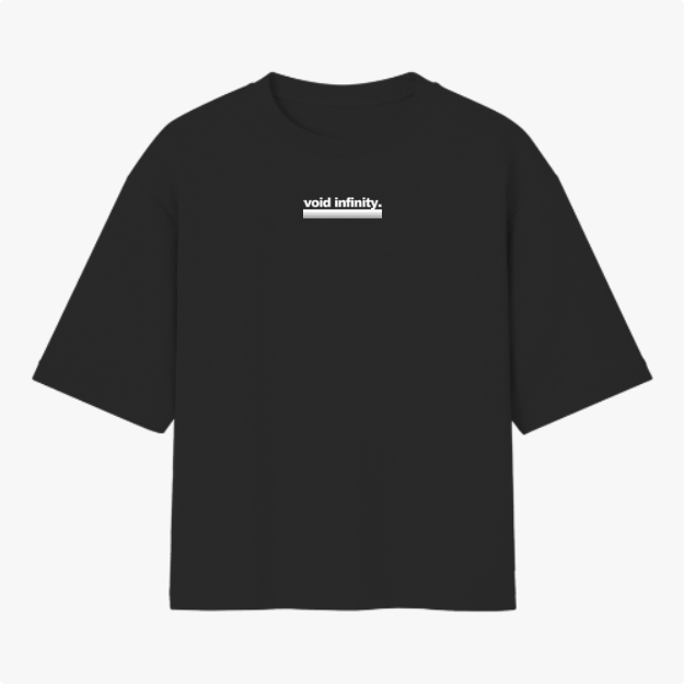 Camiseta com estampa frontal de texto "void infinity." em letras pequenas e negrito, acompanhada por uma linha sublinhada abaixo do texto.
