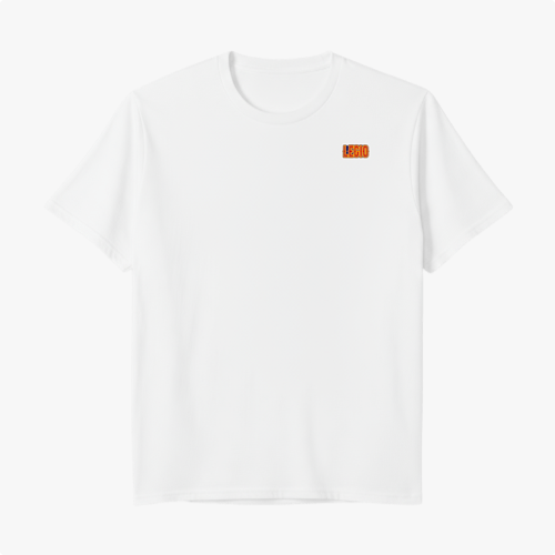 Camiseta com estampa frontal de um pequeno logotipo retangular com a palavra "Legion" e estampa traseira de Papai Noel armado com mensagem "Feliz Natal, câmbio desligo".