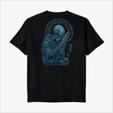 Camiseta com estampa frontal de cruz detalhada e escrito "Legio", e estampa traseira com esqueleto orando rodeado de caveiras e detalhes circulares.