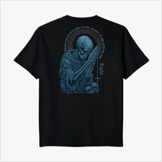 Camiseta com estampa frontal de cruz detalhada e escrito "Legio", e estampa traseira com esqueleto orando rodeado de caveiras e detalhes circulares.