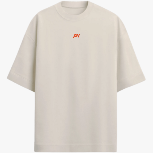 Camiseta com estampa frontal de logotipo estilizado "TK" e estampa traseira de figura angelical com asas, espada e escudo, acompanhada de inscrição latina.