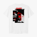 Camiseta com estampa traseira de carro esportivo F40, composta por vistas laterais, frontais e texto estilizado nas cores vermelha e branca.