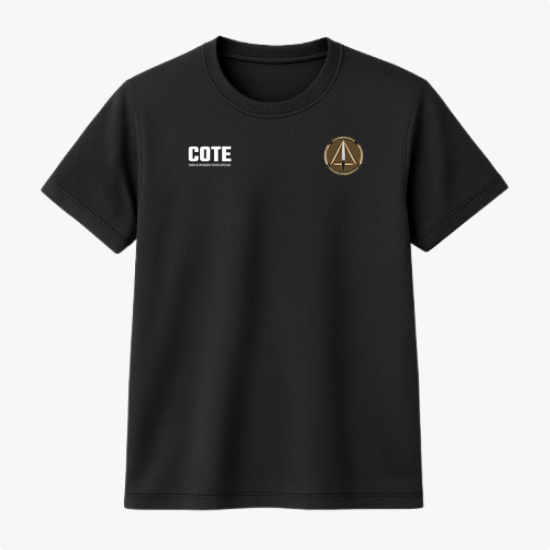 Camiseta com estampa frontal de logotipo geométrico e inscrição "COTE", e estampa traseira de símbolo central cercado por diversos emblemas circulares.
