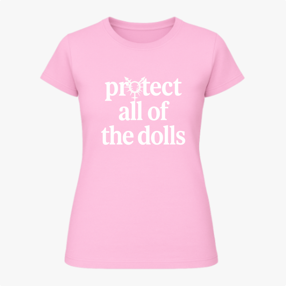 Camiseta com estampa frontal de texto "protect all of the dolls" envolvendo um símbolo central, e estampa traseira de logotipo circular escrito "TRANSMETICDOLL".