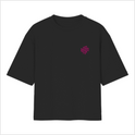 Camiseta com estampa frontal de frases em estilo geométrico e estampa traseira maior das mesmas frases, ambas dispostas em camadas e em perspectiva.
