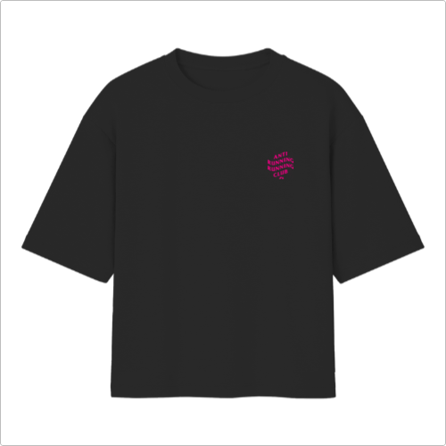 Camiseta com estampa frontal de frases em estilo geométrico e estampa traseira maior das mesmas frases, ambas dispostas em camadas e em perspectiva.