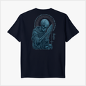 Camiseta com estampa frontal de uma pequena cruz acima da palavra "Legio" e estampa traseira de esqueleto orando com caveiras ao redor e inscrição circular.