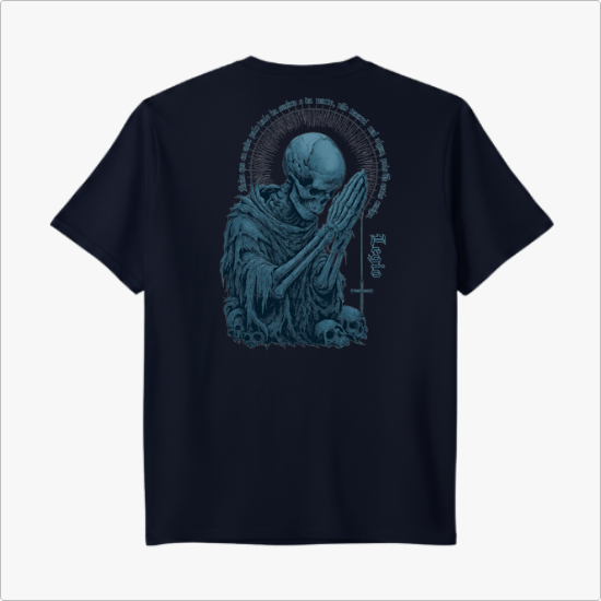 Camiseta com estampa frontal de uma pequena cruz acima da palavra "Legio" e estampa traseira de esqueleto orando com caveiras ao redor e inscrição circular.