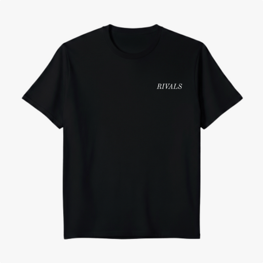 Camiseta com estampa frontal de "RIVALS" em letras elegantes e estampa traseira com imagem de carros de corrida, acompanhada das frases "NO SAFETY. NO MERCY" repetidas.