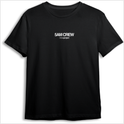 Camiseta com estampa frontal de "5AM CREW" acompanhada pela inscrição menor "minorproject" e estampa traseira minimalista de um logotipo estilizado.