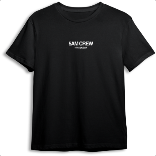 Camiseta com estampa frontal de "5AM CREW" acompanhada pela inscrição menor "minorproject" e estampa traseira minimalista de um logotipo estilizado.
