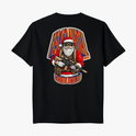 Camiseta com estampa frontal de logo pequeno com texto e estampa traseira de Papai Noel segurando rifle, com textos grandes em estilo festivo.