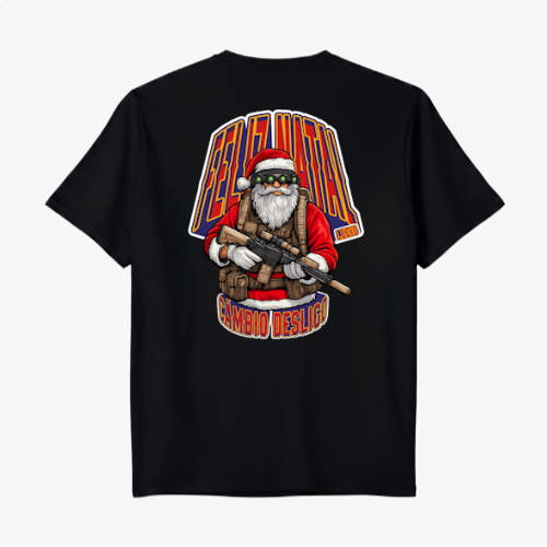 Camiseta com estampa frontal de logo pequeno com texto e estampa traseira de Papai Noel segurando rifle, com textos grandes em estilo festivo.