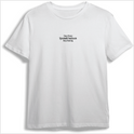 Camiseta com estampa frontal de texto "Navas Project Sports&Outdoors Keep Running" e estampa traseira de pequeno símbolo gráfico na parte superior central.