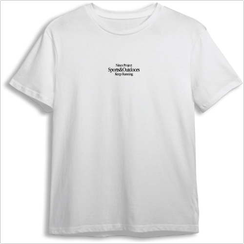 Camiseta com estampa frontal de texto "Navas Project Sports&Outdoors Keep Running" e estampa traseira de pequeno símbolo gráfico na parte superior central.
