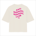 Camiseta com estampa frontal de frases em estilo geométrico e estampa traseira maior das mesmas frases, ambas dispostas em camadas e em perspectiva.