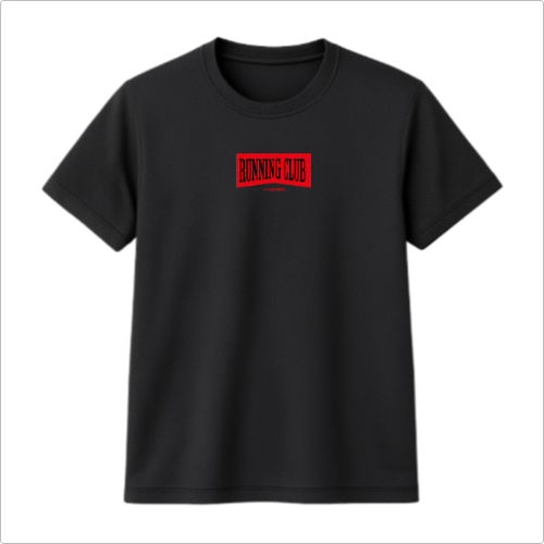 Camiseta com estampa frontal de inscrição "RUNNING CLUB" em negrito, com uma tipografia impactante, adicionando um toque urbano ao visual casual.