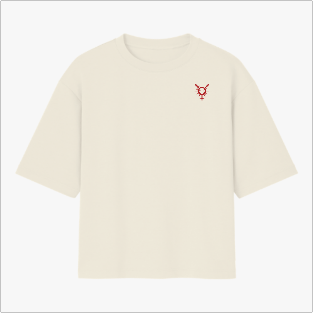 Camiseta com estampa frontal de símbolo geométrico estilizado e estampa traseira de garrafa com chama, frase de identidade pessoal e palavras destacadas.