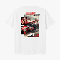 Camiseta com estampa frontal de carro de corrida em ação, piloto destacado em dois quadros laterais com textos estilizados e logotipo F1 abaixo.