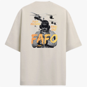 Camiseta com estampa frontal de "FAFO" em destaque e estampa traseira com figura masculina, helicópteros ao fundo e a frase "Fuck Around Find Out".