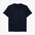 Camiseta com estampa frontal de cruz detalhada e escrito "Legio", e estampa traseira com esqueleto orando rodeado de caveiras e detalhes circulares.