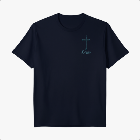 Camiseta com estampa frontal de cruz detalhada e escrito "Legio", e estampa traseira com esqueleto orando rodeado de caveiras e detalhes circulares.