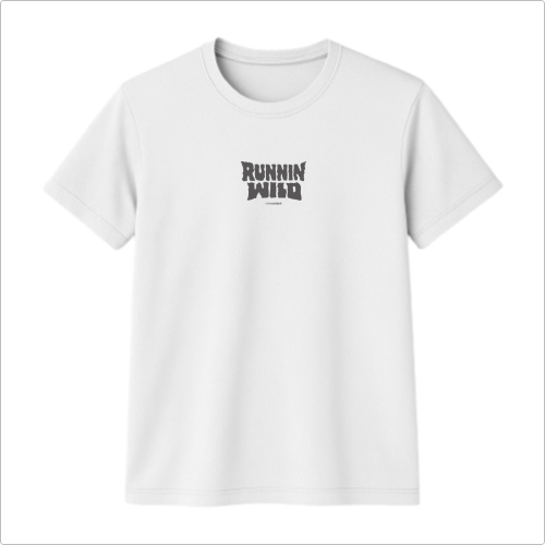 Camiseta com estampa frontal de texto estilizado "RUNNIN WILD" em fonte bold e angular, destacando-se de maneira centralizada.