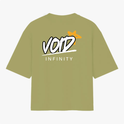 Camiseta com estampa traseira de texto "VOID" em estilo gráfico, estrela laranja estilizada no canto superior direito e palavra "INFINITY" logo abaixo.