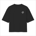 Camiseta com estampa frontal de "ANTI RUNNING RUNNING CLUB" pequena no peito e estampa traseira com a mesma frase em maior tamanho, disposta em bloco.