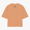Camiseta com estampa frontal de texto "Transmasculino é raro mas acontece" e ícone; estampa traseira de gráfico circular com a palavra "TRANSVESTICO".