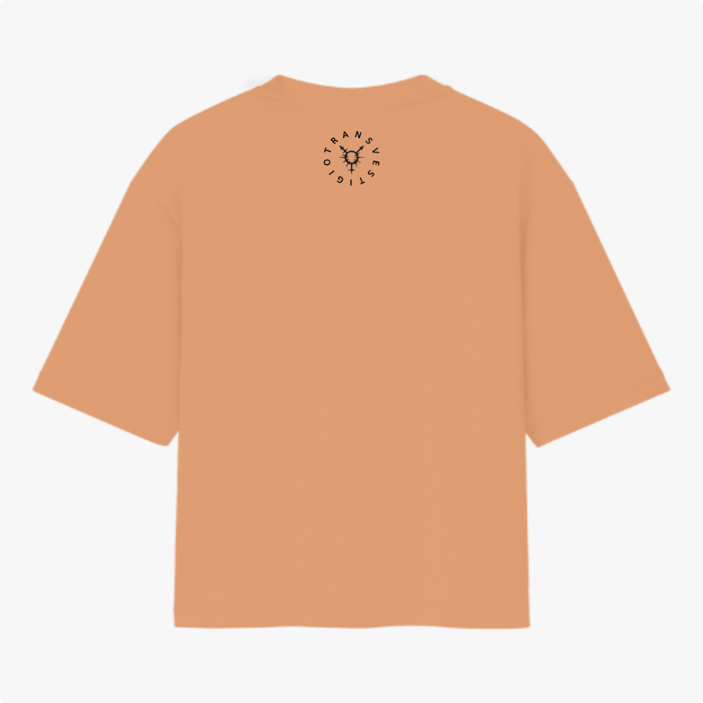 Camiseta com estampa frontal de texto "Transmasculino é raro mas acontece" e ícone; estampa traseira de gráfico circular com a palavra "TRANSVESTICO".