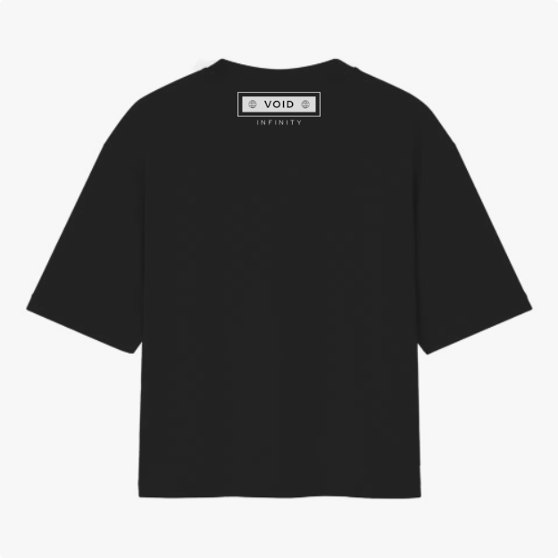 Camiseta com estampa traseira de retângulo contendo símbolos circulares nos cantos, a palavra "VOID" no centro, e abaixo "INFINITY" em fonte discreta.