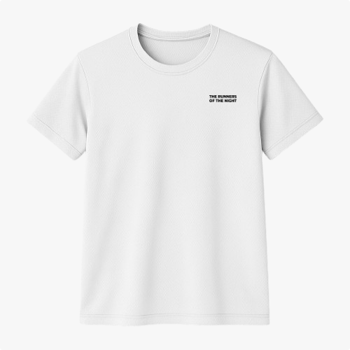 Camiseta com estampa frontal de "The Runners of the Night" em pequeno destaque e estampa traseira grandes letras de "The Runners of the Night" e "Rowker Club".