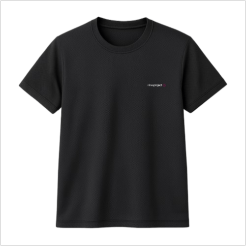 Camiseta com estampa frontal de texto pequeno posicionada no peito e estampa traseira de texto grande "Running T-shirt" sobre círculos concêntricos.