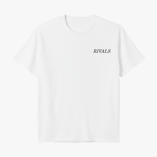 Camiseta com estampa frontal da palavra "RIVALS" e estampa traseira de carros de corrida ao fundo com texto "NO SAFETY. NO MERCY." e "RIVALS" sobreposto.