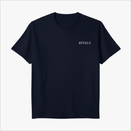 Camiseta com estampa frontal de "RIVALS" em letras discretas e estampa traseira com imagem de dois pilotos se cumprimentando, sobreposta por "RIVALS" repetido.