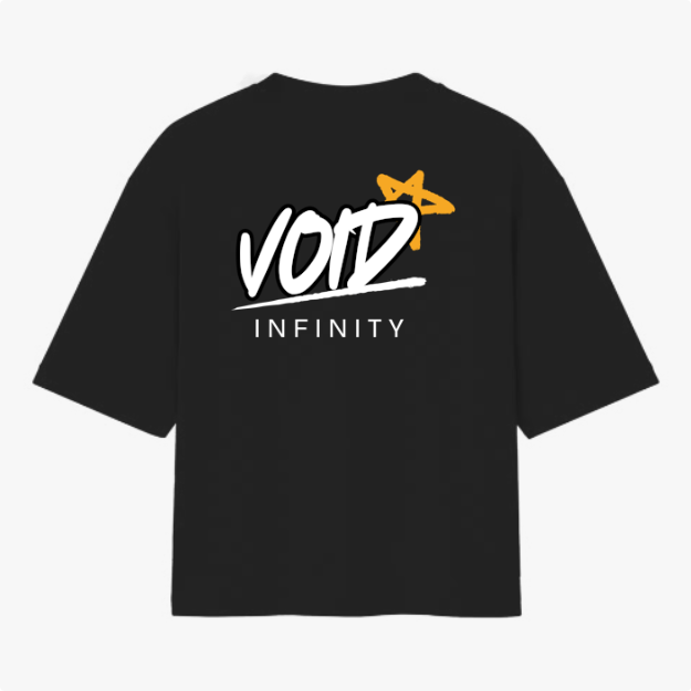 Camiseta com estampa traseira de texto "VOID" estilizado com uma estrela ao fundo e a palavra "INFINITY" logo abaixo, em um design moderno e impactante.