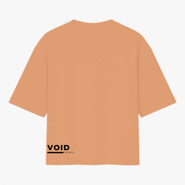 Camiseta com estampa traseira de "VOID INFINITY" em caracteres estilizados, localizados na parte inferior esquerda.