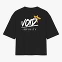 Camiseta com estampa traseira de texto "VOID" em estilo gráfico, estrela laranja estilizada no canto superior direito e palavra "INFINITY" logo abaixo.