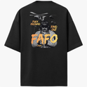 Camiseta com estampa frontal de letras grandes "FAFO" e estampa traseira de imagem de homem com helicópteros ao fundo e frases "Fuck Around Find Out".