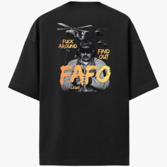 Camiseta com estampa frontal de letras grandes "FAFO" e estampa traseira de imagem de homem com helicópteros ao fundo e frases "Fuck Around Find Out".