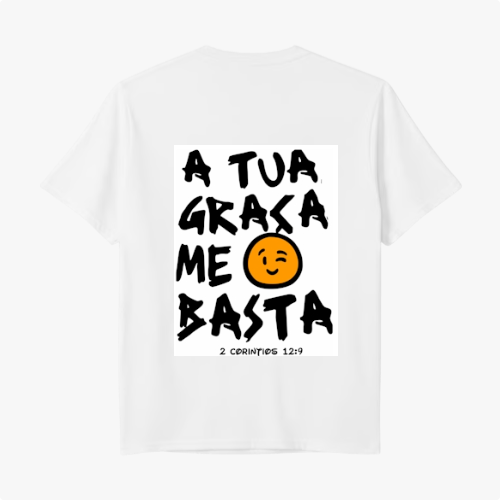 Camiseta com estampa traseira de texto "A TUA GRAÇA ME BASTA" em fonte impactante, acompanhado de um emoji sorridente e referência "2 Coríntios 12:9".