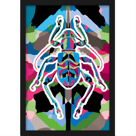 Quadro com estampa de besouro ornamental sobre fundo abstrato geométrico, destacando formas sinuosas e justaposição de blocos em várias tonalidades.