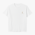 Camiseta com estampa frontal de logotipo pequeno com coroa e letras e estampa traseira de leão ao lado de cordeiro com frase "JESUS O CAMINHO VERDADE E VIDA".