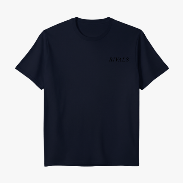 Camiseta com estampa frontal da palavra "RIVALS" e estampa traseira de carros de corrida ao fundo com texto "NO SAFETY. NO MERCY." e "RIVALS" sobreposto.